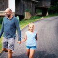 Mann und Mädchen gehen am Weg | © Urlaub am Bauernhof Kärnten/ Daniel Gollner