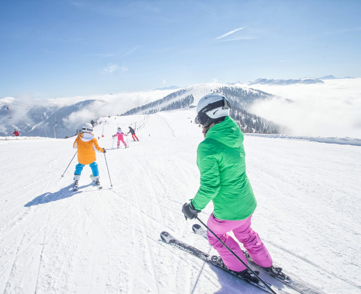 Vierköpfige Familie fährt Ski auf der Piste in Bad Kleinkirchheim | © Mathias Prägant / BRM Bad Kleinkirchheim Region Marketing GmbH