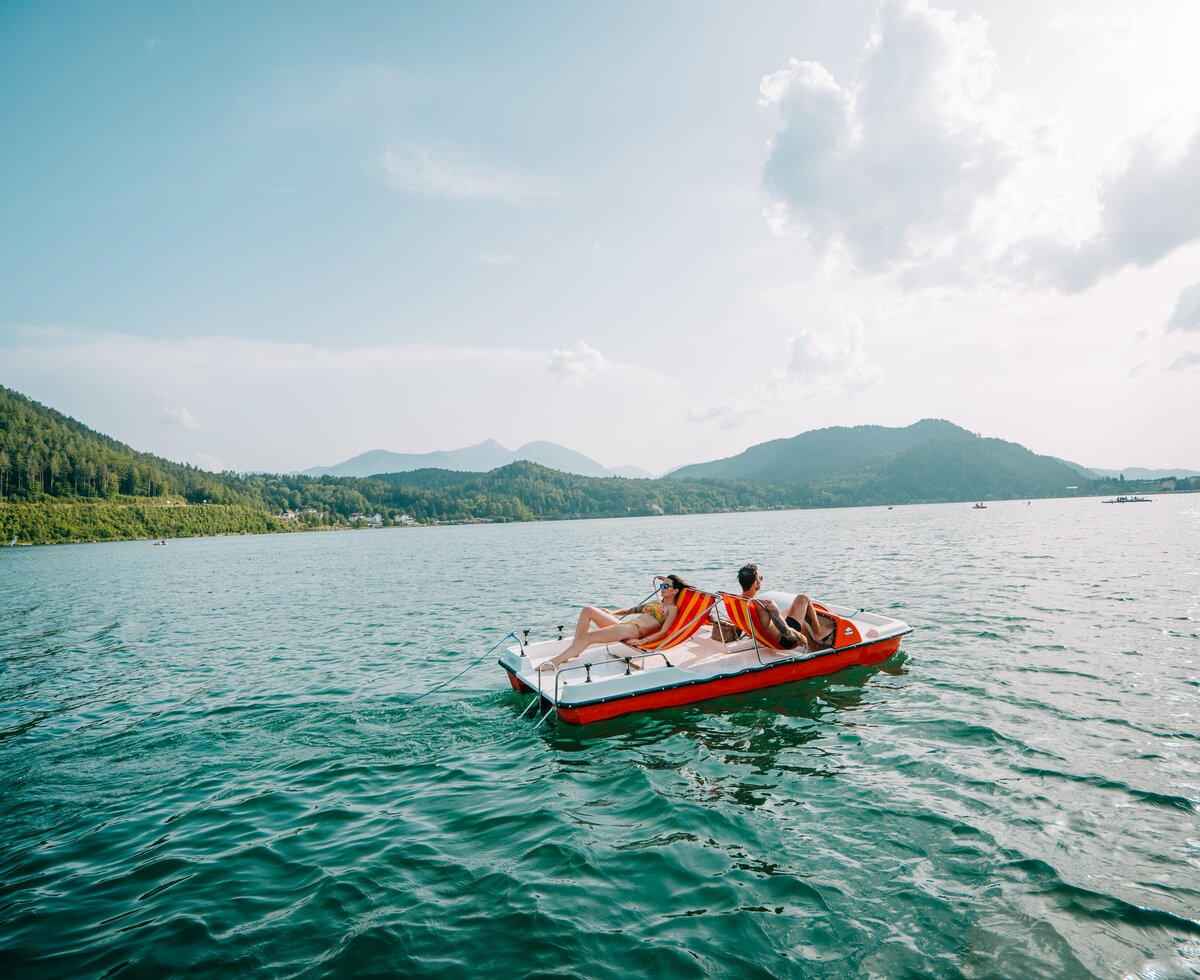 Tretboot mitten am See in Kärnten | © Tourismusregion Klopeiner See - Südkärnten GmbH / Martin Hofmann