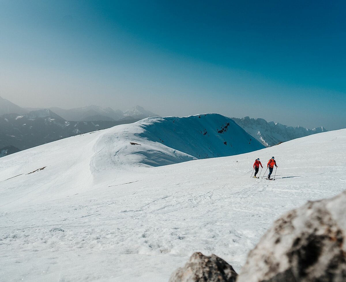 Zwei Skitourengeher in der Winterlandschaft | © Tourismusregion Klopeiner See - Südkärnten GmbH / Martin Hofmann