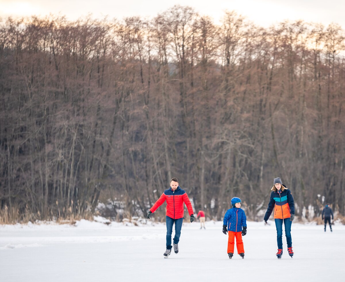 Eislaufen im Winter am Hörzendorfersee | © Michael Stabentheiner/ Tourismusregion Mittelkärnten