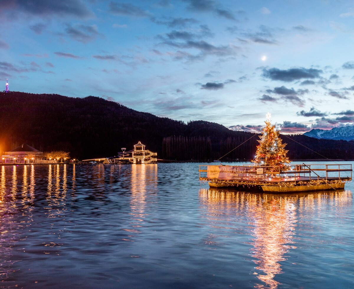 Blick auf übergroßen Adventskranz am See zur Dämmerung  | © Daniel Waschnig / Wörthersee Tourismus GmbH