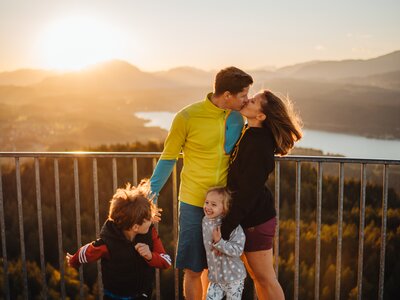 Familie steht am Sonnenuntergang am Pyramidenkogel | © Martin Hofmann / Wörthersee Tourismus GmbH