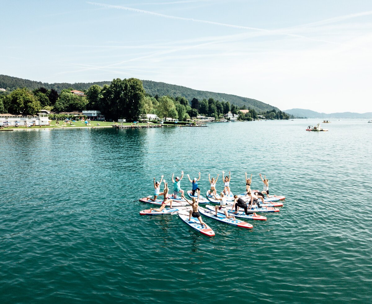 Gruppe von Yoginis macht SUP Yoga am Wörthersee | © Daniel Gollner / Wörthersee Tourismus GmbH