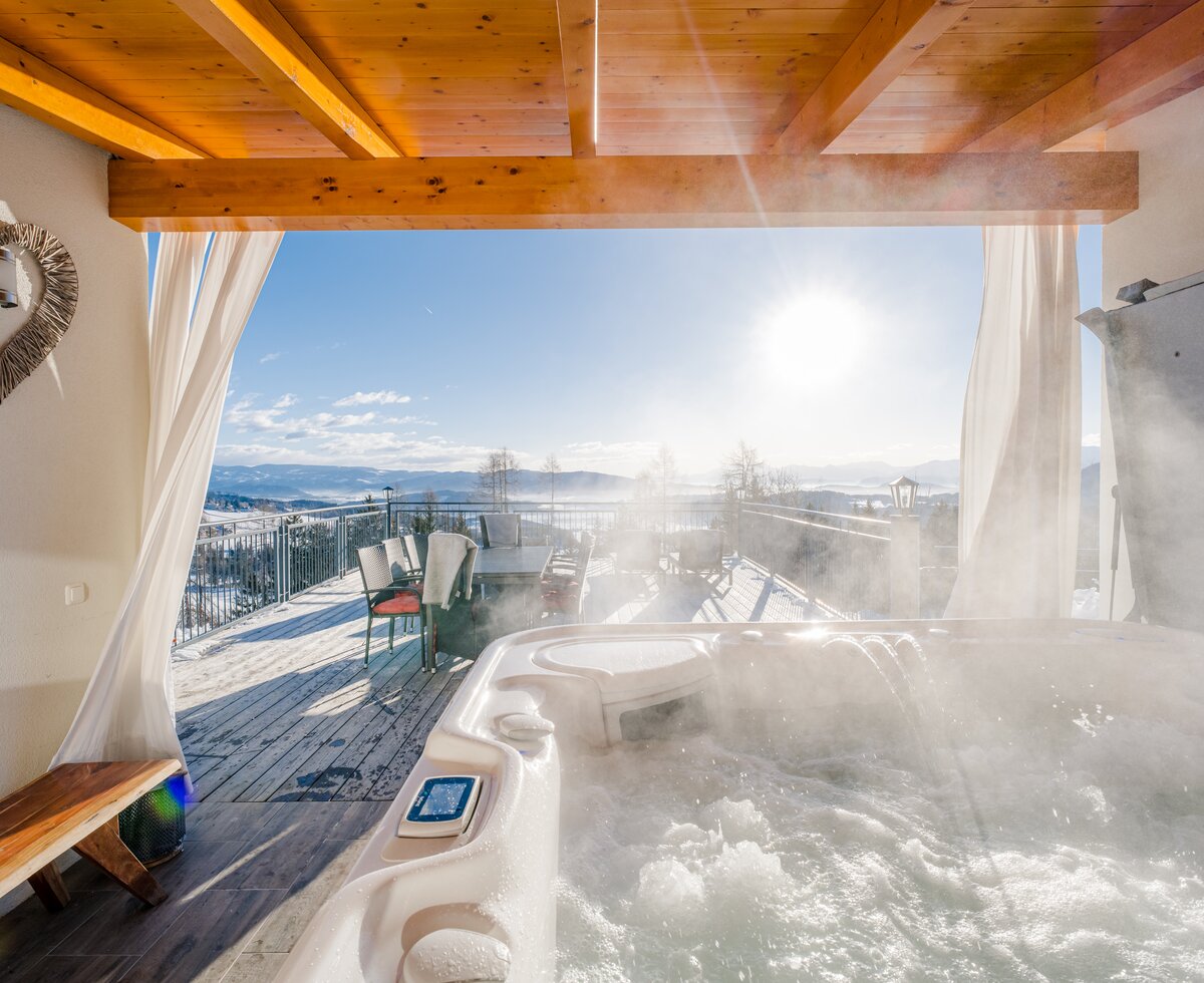 Whirlpool mit Blick auf die Sonnenterrasse | © Urlaub am Bauernhof Kärnten / Michael Stabentheiner