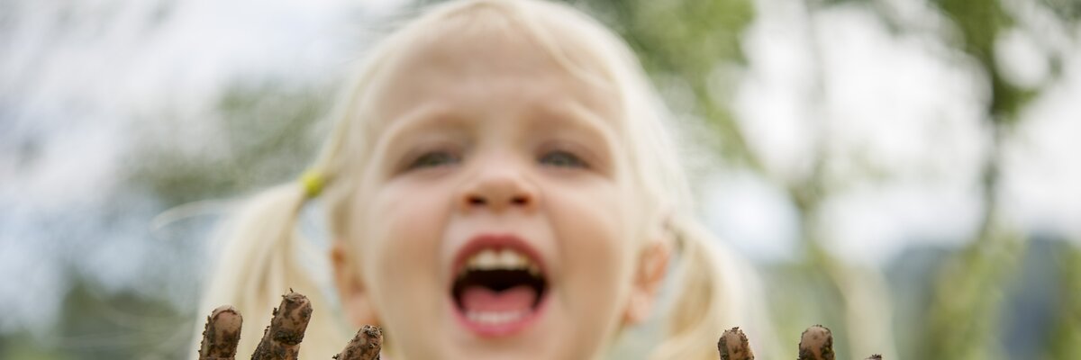 Child shows dirty hands  | © Urlaub am Bauernhof Niederösterreich / Karin Lohberger