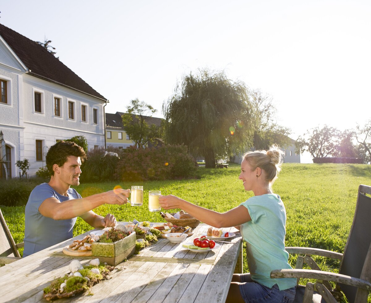 Couple having a snack outdoors  | © Urlaub am Bauernhof Niederösterreich / Karin Lohberger