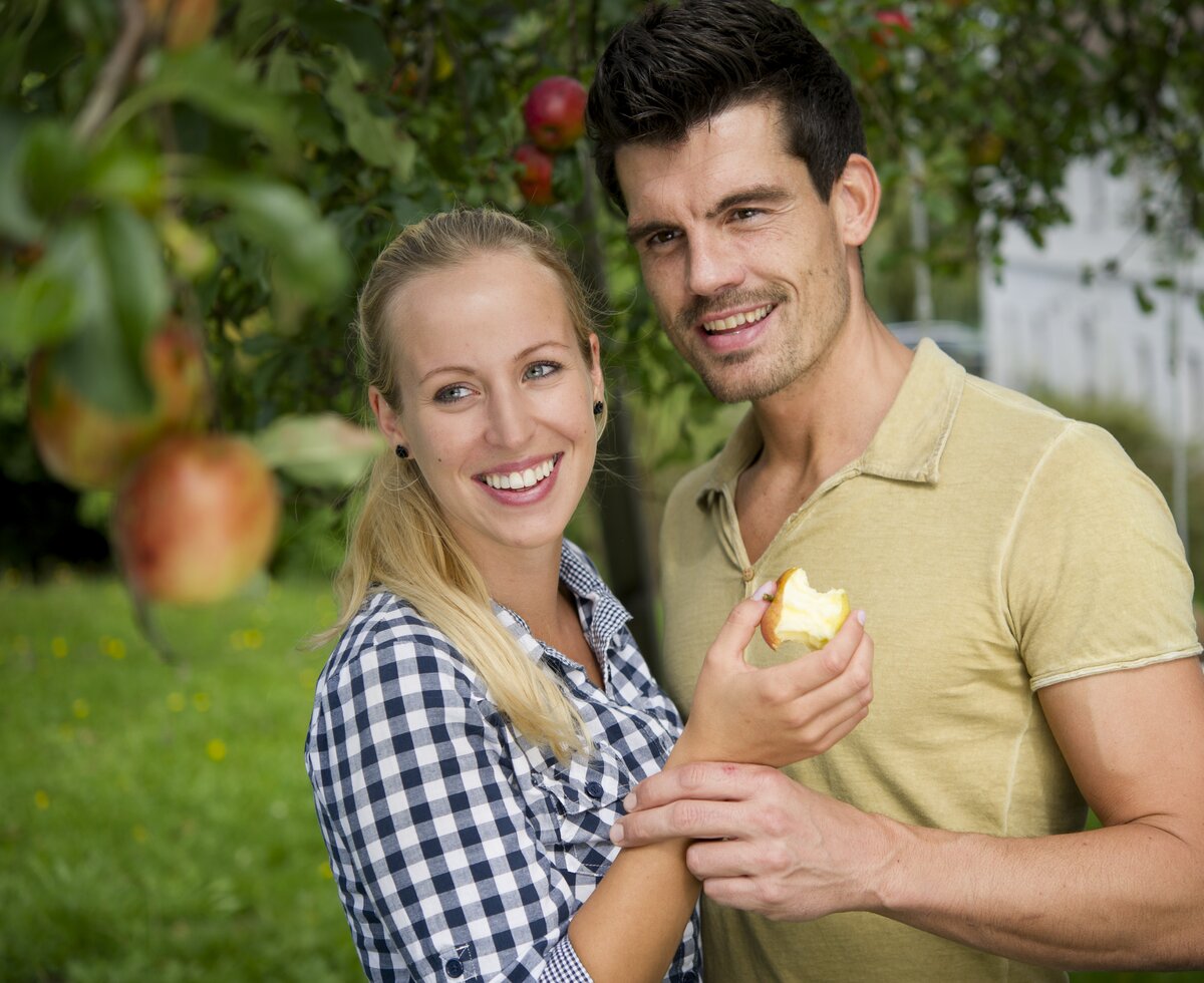 Couple stands by the apple tree  | © Urlaub am Bauernhof Niederösterreich / Karin Lohberger