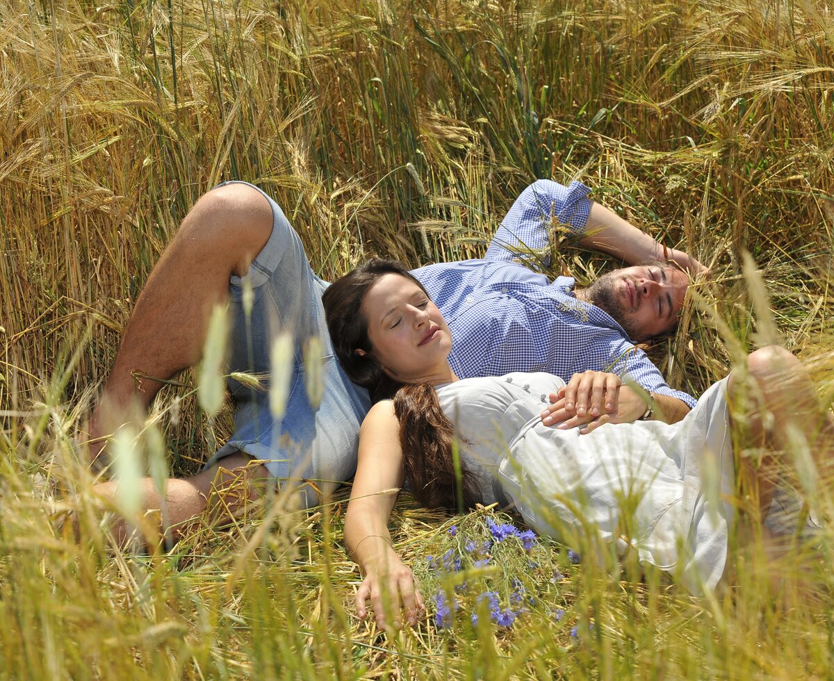 Couple lies in the cornfield  | © Urlaub am Bauernhof Niederösterreich / Ralph Fischbacher