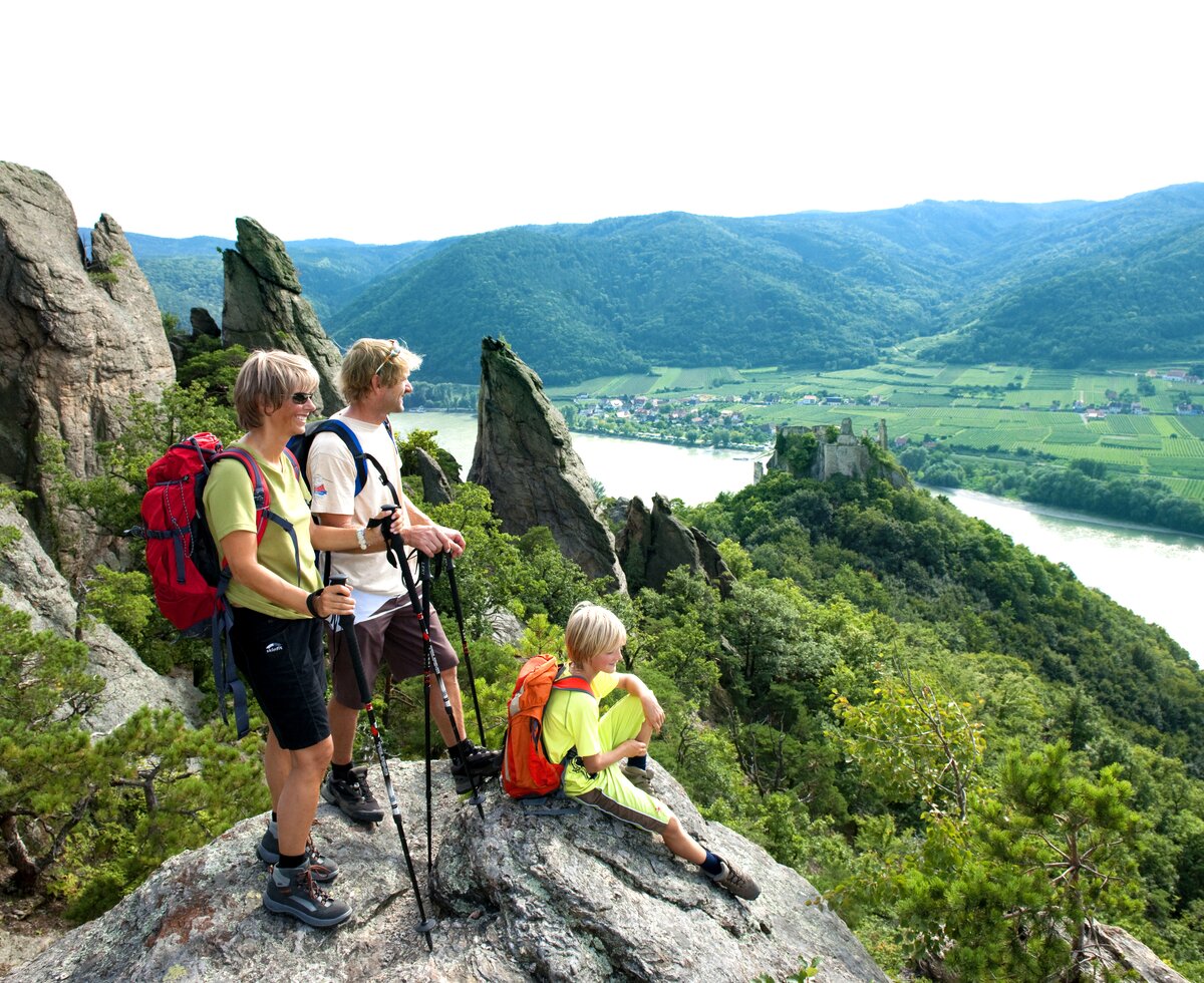 People hiking on the world heritage trail in the Wachau region | © Niederösterreich Werbung / Robert Herbst