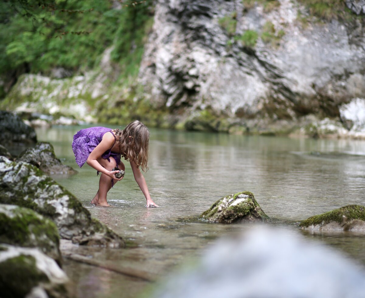 Child playing in the river in Ötscher Tormäuer Nature Park | © Mostviertel Tourismus / weinfranz.at