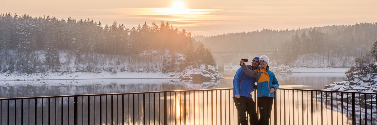 Couple photographing themselves at Ottenstein reservoir in evening mood in Waldviertel region | © Waldviertel Tourismus / Robert Herbst