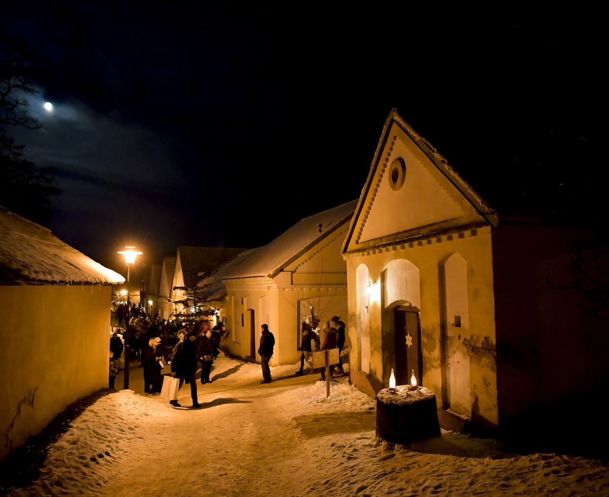 illuminated cellar alley in winter in the Weinviertel region | © Niederösterreich Werbung / Robert Herbst