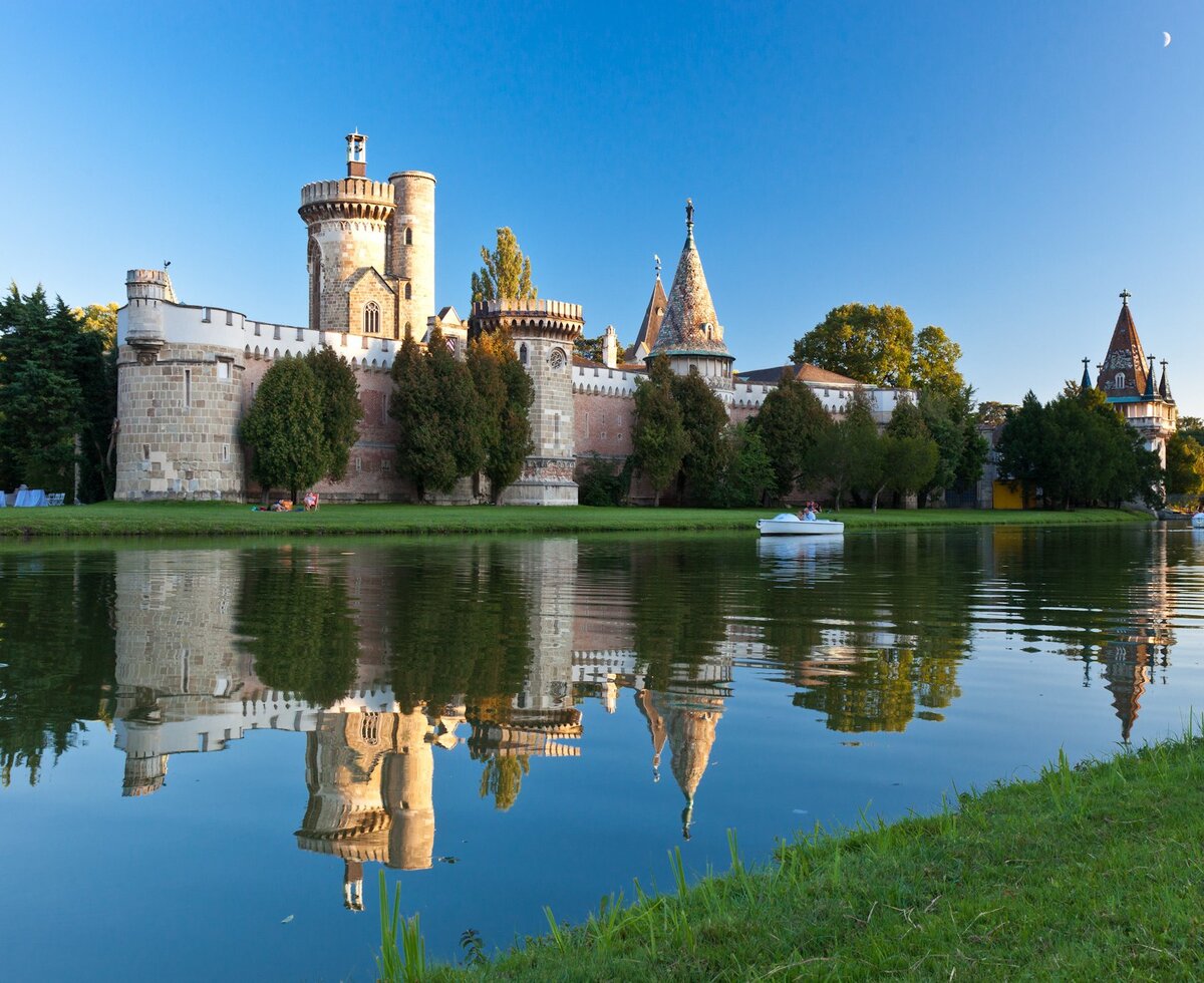 Two castles with a pond in the Vienna Woods | © Wienerwald Tourismus / Alexandra Lindenthal