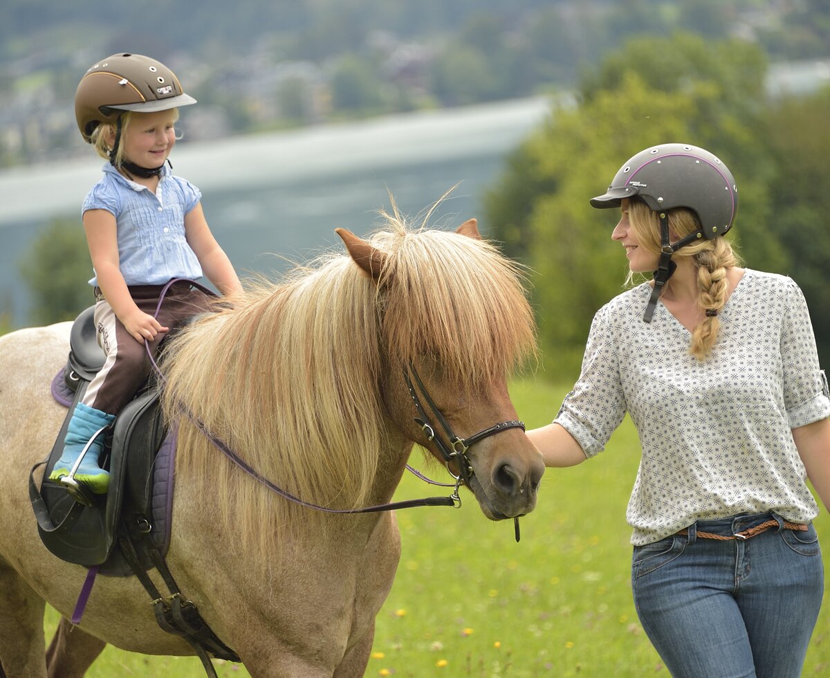 Geführtes Kinderreiten auf dem Pferd mit Seeblick | © Urlaub am Bauernhof Oberösterreich / Ralph Fischbacher