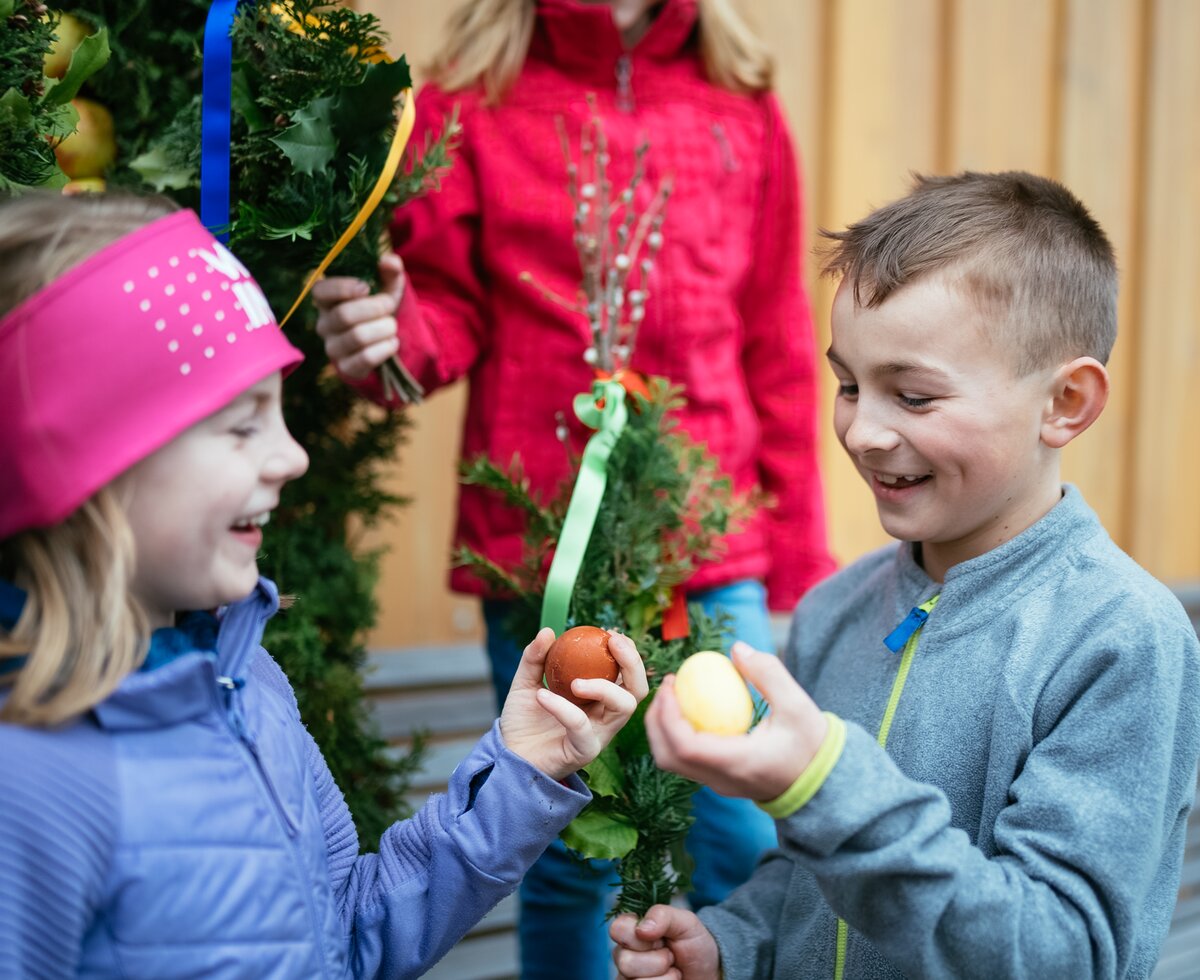 Kinder schauen sich Ostereier an | © Urlaub am Bauernhof Oberösterreich / Daniel Gollner