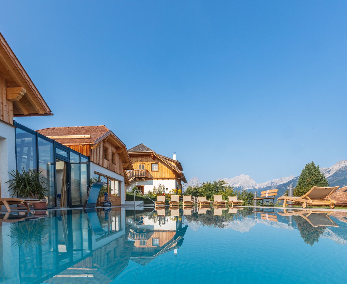 Panoramapool mit Aussicht auf die Berge im Almresort Baumschlagerberg in Vorderstoder | © Urlaub am Bauernhof Oberösterreich / Nikolaus Berger