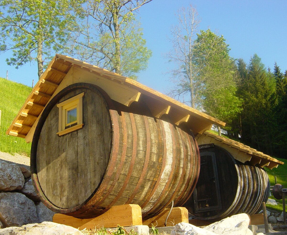 Zwei Holzfässer als Übernachtungsmöglichkeit am Singerskogel in Spital/Pyhrn | © Urlaub am Bauernhof Oberösterreich / Andrea und Josef Kreutzhuber