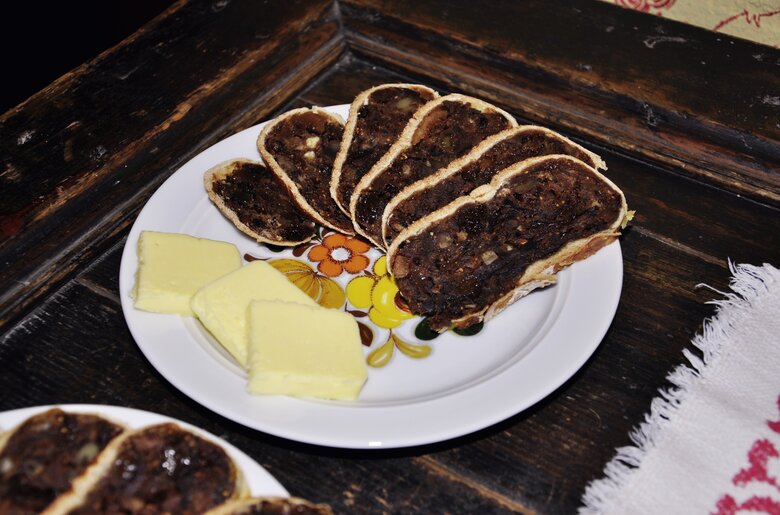 Auf dem Teller sind Scheiben frisch gebackenes Kletzenbrot mit zarter Butter angerichtet. | © Urlaub am Bauernhof Oberösterreich / Harald Puchegger