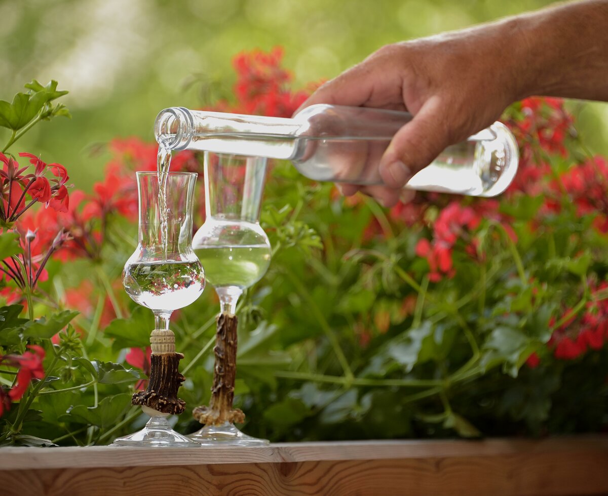 Selbst gebrannter Schnaps wird in Stamperl eingeschenkt | © Urlaub am Bauernhof Oberösterreich / Ralph Fischbacher