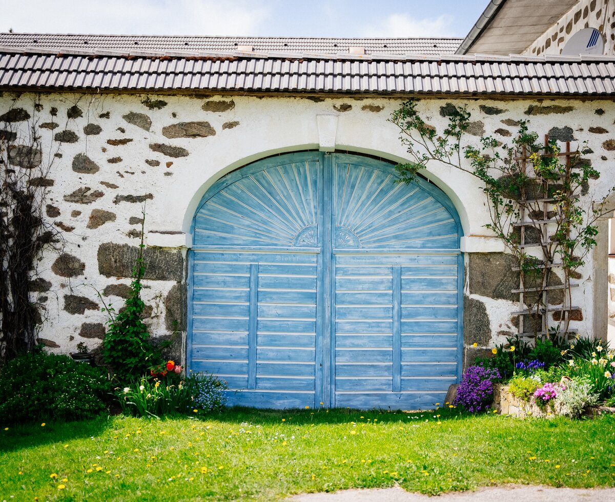 Blaues Hoftor am Mühlviertler Steinbloßhof | © Urlaub am Bauernhof Oberösterreich / Daniel Gollner