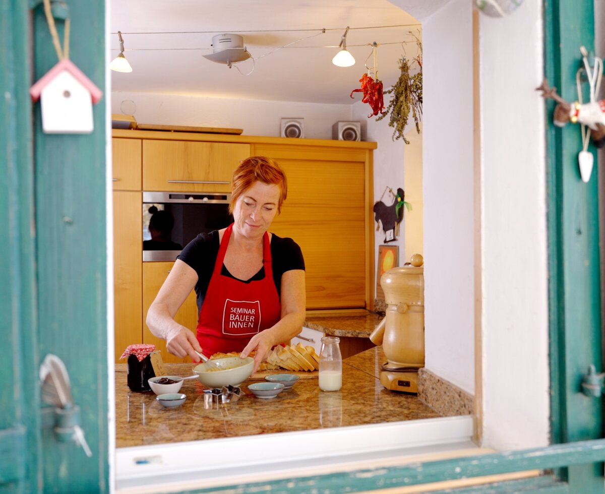 Baeuerin beim Kochen | © Urlaub am Bauernhof / Daniel Gollner