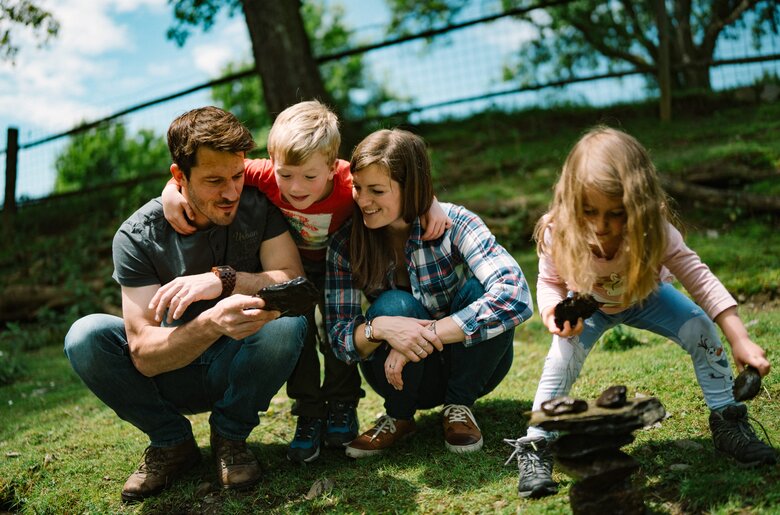 Familie spielt mit Steinen | © Urlaub am Bauernhof / Daniel Gollner 