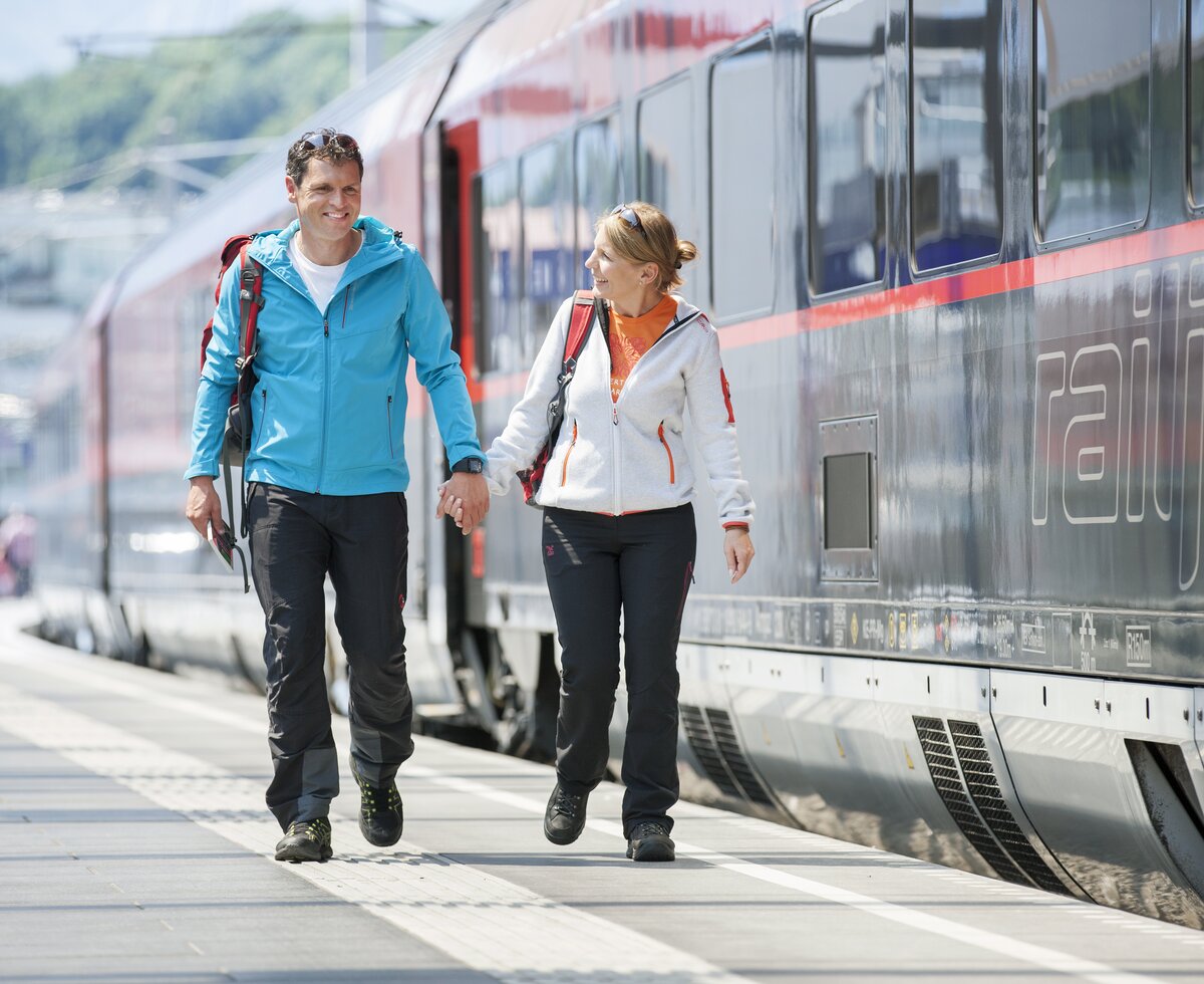 Paar reist mit dem Zug zum Wanderurlaub an | © ÖBB / Harald Eisenberger