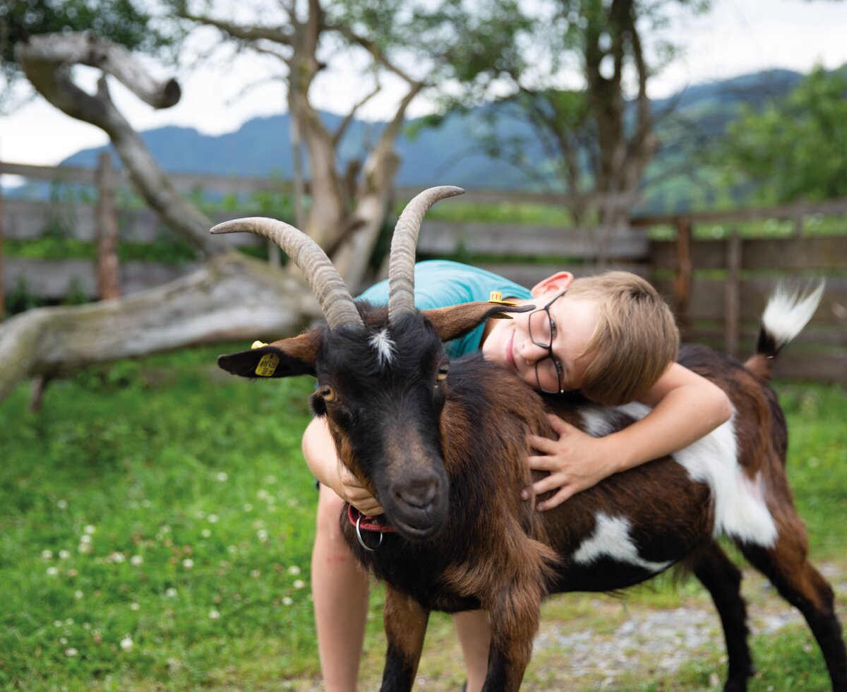 Bub mit Ziege | © Urlaub am Bauernhof / Punkt und Komma