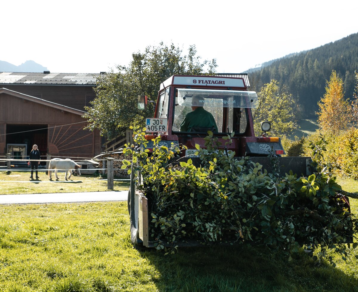 Altbauer am Traktor | © Urlaub am Bauernhof Tirol