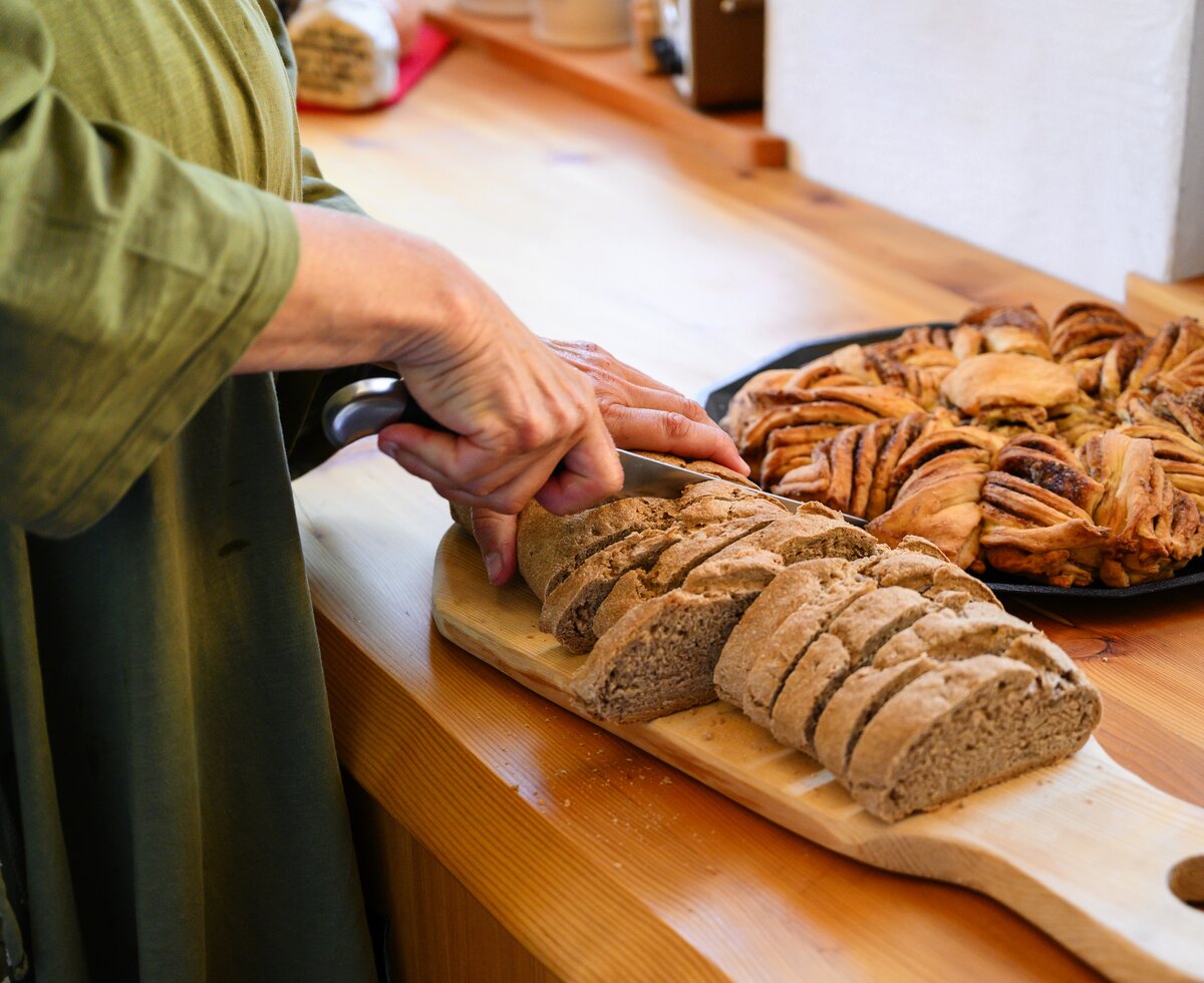 Brot schneiden | © Urlaub am Bauernhof / Punkt und Komma