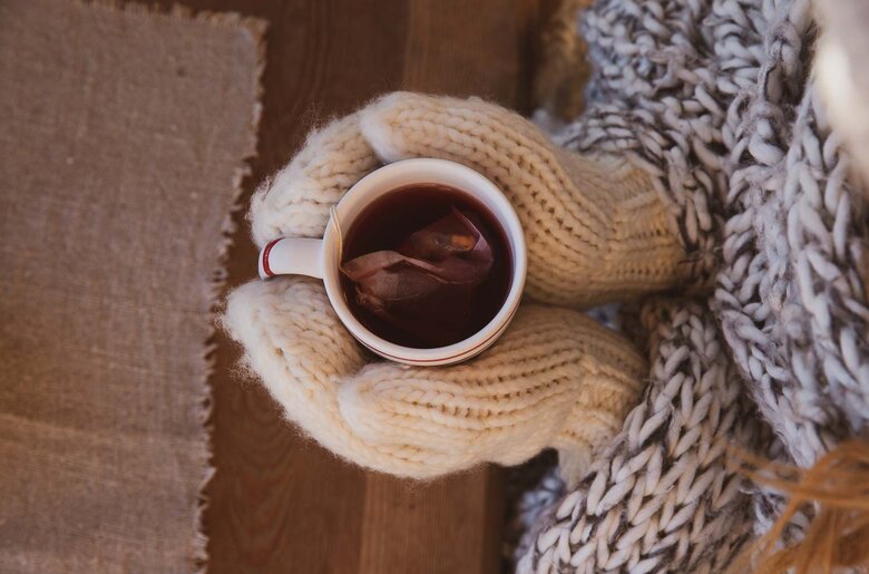 Frau wärmt sich an einer Tasse Tee | © Urlaub am Bauernhof / Pascal Baronit