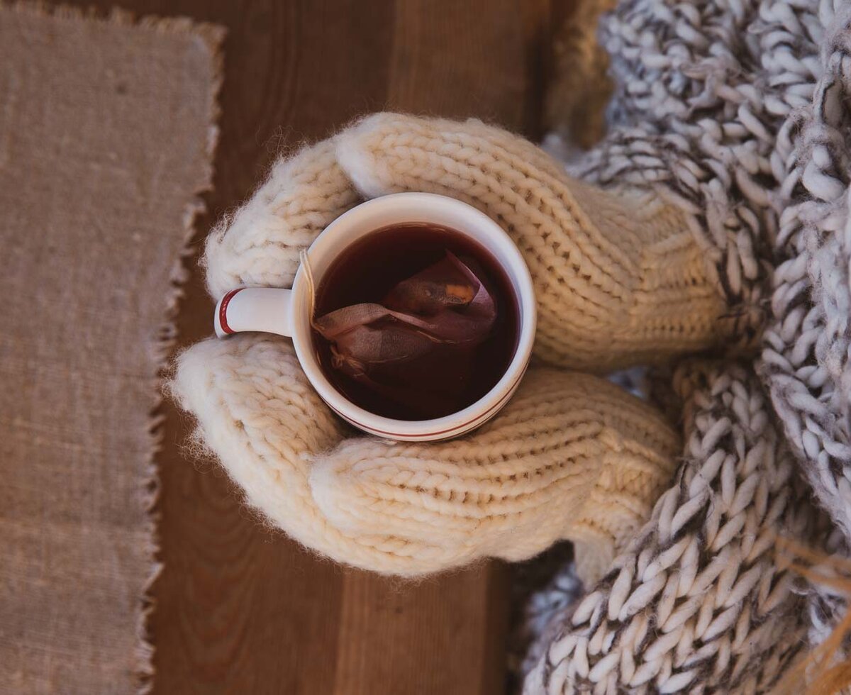 Frau wärmt sich an einer Tasse Tee | © Urlaub am Bauernhof / Pascal Baronit