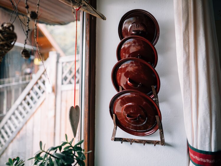 At the Bio Archehof Eislbauer in SalzburgerLand sustainability is lived. Old objects such as pots and lids are used as creative decorative elements. | © Farmholidays in SalzburgerLand / Daniel Gollner