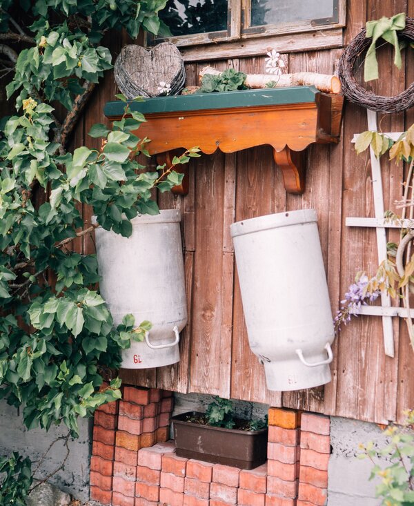 At the Bio Archehof Eislbauer in SalzburgerLand sustainability is lived. Old objects such as milk jugs are processed into creative decorative elements. | © Farmholidays in SalzburgerLand / Daniel Gollner