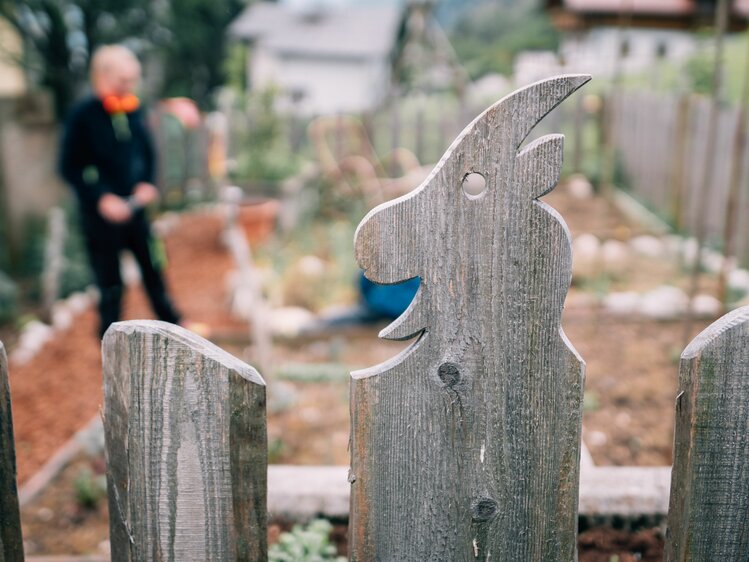 Garden fence with animal motifs at the Bio Archehof Eislbauer in SalzburgerLand | © Farmholidays in SalzburgerLand / Daniel Gollner