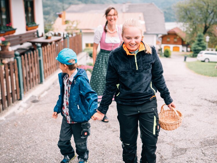 Bäuerin Sonja Schossleitner vom Bio Archehof Eislbauer lässt die Kinder aktiv miterleben, was am Bauernhof so gemacht wird. | © Urlaub am Bauernhof im SalzburgerLand / Daniel Gollner