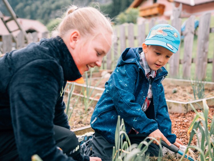 Two children are allowed to help in the garden at the Bio Archehof Eislbauer. | © Farmholidays in SalzburgerLand / Daniel Gollner