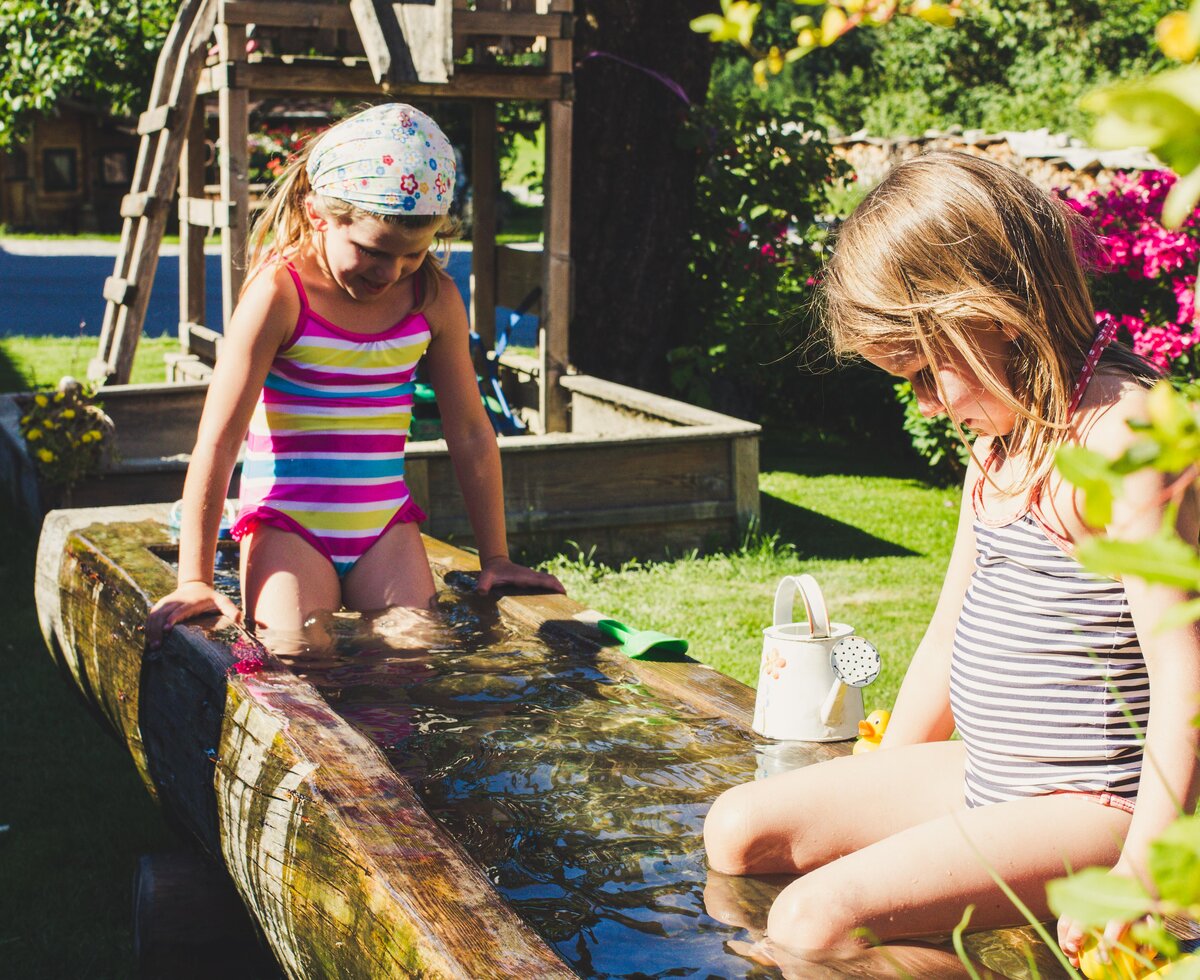 Mädchen spielen im Brunnen, Sommer, Ferienbauernhof Arnoldgut in Radstadt, Salzburger Sportwelt | © Urlaub am Bauernhof Salzburger Land / Matthias Gruber