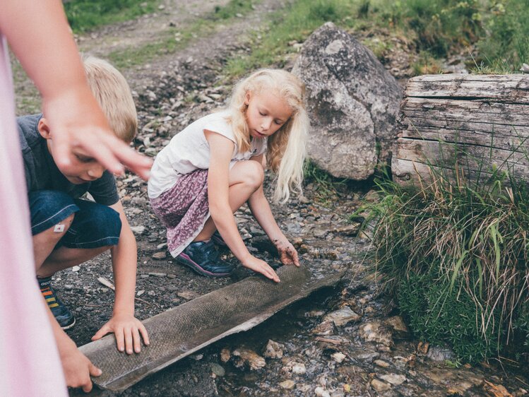 Children playing at the fountain | © Farmholidays in SalzburgerLand / Daniel Gollner