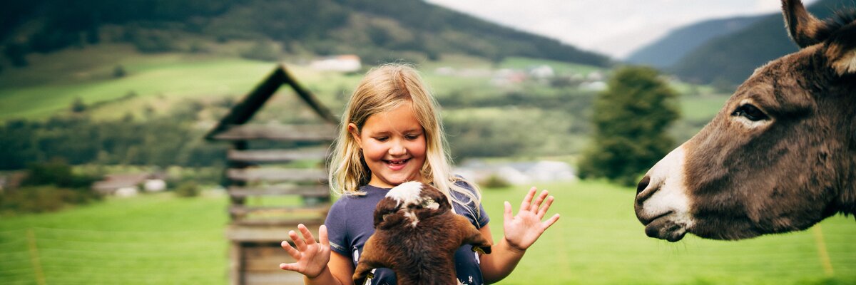 Mädchen mit Ziege und Esel | © Urlaub am Bauernhof im SalzburgerLand / Daniel Gollner