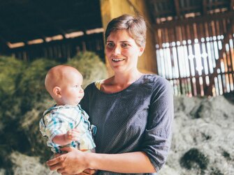 Conny Viehhauser mit Kind, Schwabhof in Kleinarl, Salzburger Land | © Urlaub am Bauernhof Salzburger Land / Daniel Gollner