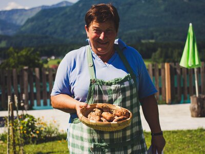 Host Karin Pöllmann from Stallerbauer in Ried am Wolfgangsee serves freshly baked rolls. | © Farmholidays in SalzburgerLand / Matthias Gruber