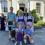 Familie Rieder vom Schloss Saalhof in Maishofen. | © Schloss Saalhof/ Familie Rieder