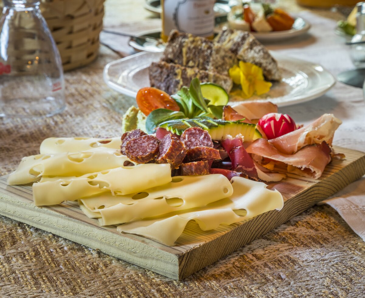 Frühstückstisch mit Brett, Wurst und Käse, Kuchen, Gemüse, Zittrauerhof in Gastein, Salzburger Land | © Urlaub am Bauernhof / Bernd Suppan