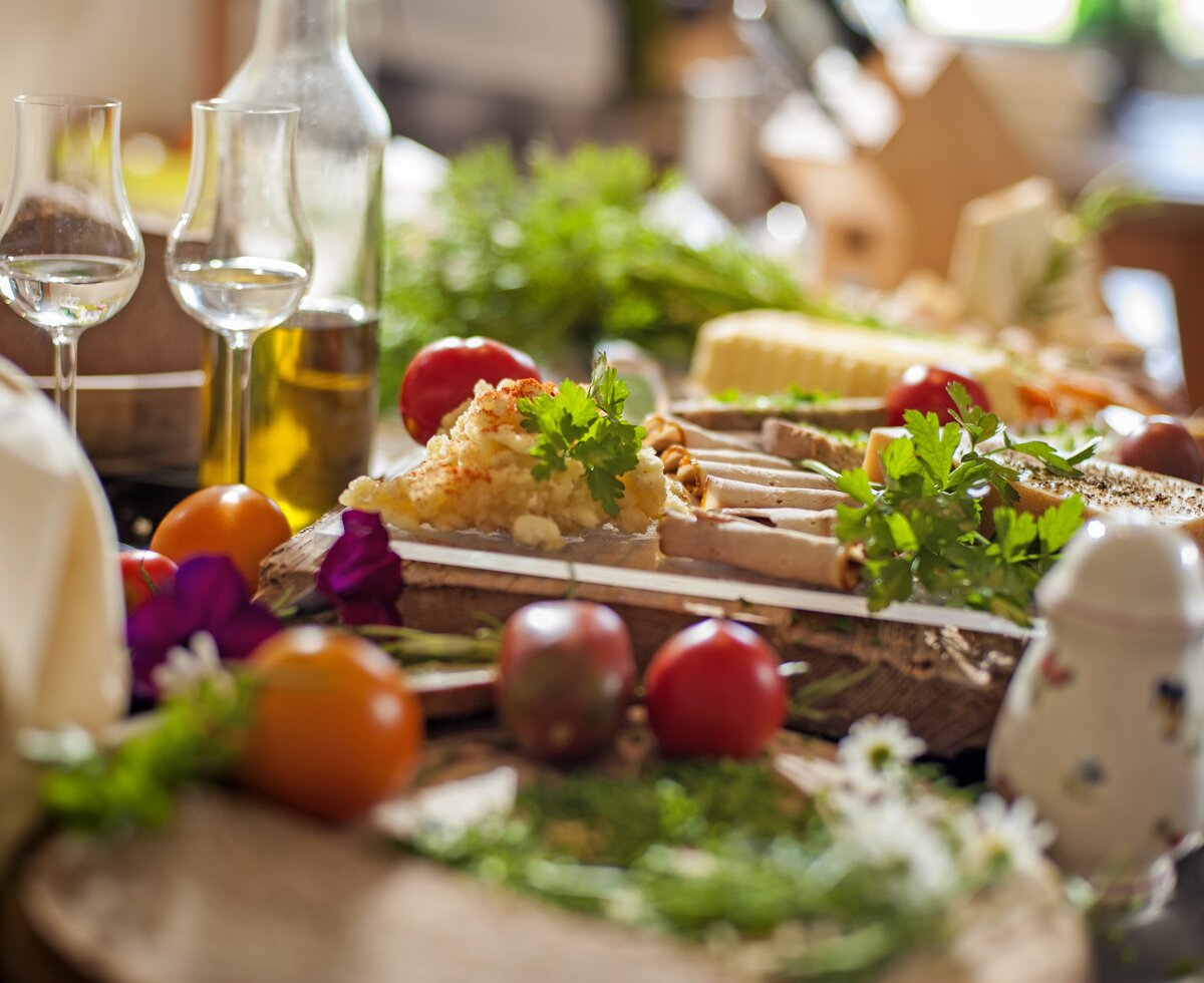 Zubereitete Jause mit regionalen Produkten vom Hof, Wurst, Käse, Gemüse, Schnaps | © Urlaub am Bauernhof / punkt&komma