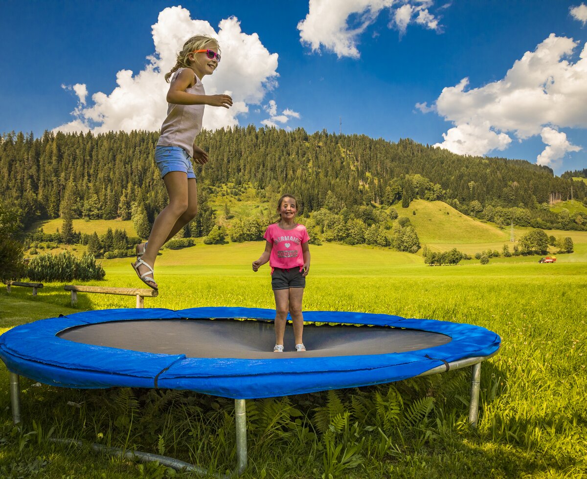 Trampolin springen, Ferienbauernhof Arnoldgut in Radstadt, Salzburger Land | © Urlaub am Bauernhof Salzburger Land / Bernd Suppan