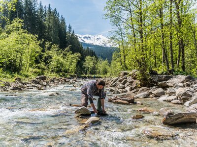 Goldwaschen in Rauris, Mann im Bach, Nationalpark Hohe Tauern, Salzburger Land | © Salzburger Land Tourismus / Achim Meurer