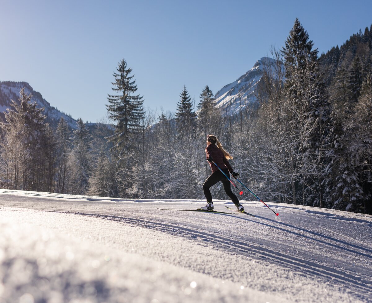 Woman cross-country skiing on the cross-country ski trail in Faistenau. | © SLT / Michael Groessinger