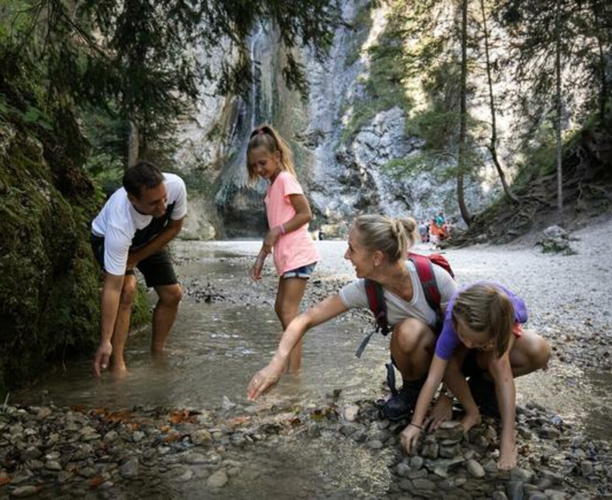 Familie am Plötzwasserfall in Ebenau | © Christian Größinger